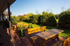 Outdoor dining - 3 room apartment 450m to the beach, on the edge of the nature park (sand dunes) (Rowy)