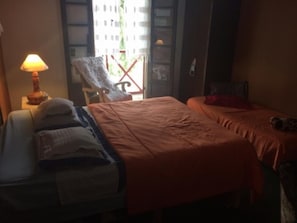 Habitación cuádruple exclusiva, vista a la montaña (Alecrim) | Tabla de planchar con plancha, camas extra, wifi gratis y ropa de cama