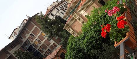 Un edificio de varios pisos con un estilo arquitectónico tradicional, con cúpulas ornamentales y laborioso ladrillo.