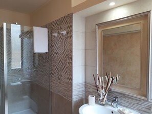 Superior Double Room, Balcony | Bathroom | Shower, free toiletries, hair dryer, towels - Il Sorriso (Florence)