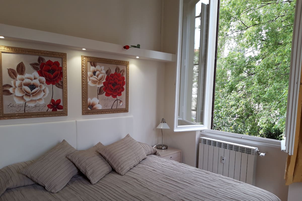 Camera doppia, balcone | 1 camera, una scrivania, tende oscuranti, insonorizzazione