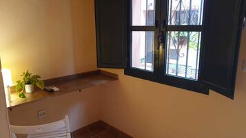Chambre Double | Salle de bain | Douche, articles de toilette gratuits, serviettes fournies