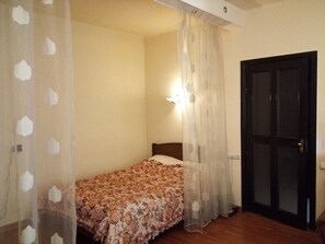 1 bedroom, desk, iron/ironing board, free WiFi