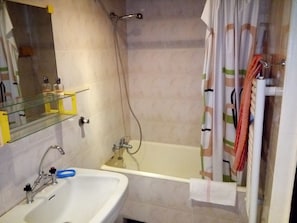 Towels, soap, shampoo, toilet paper - Good apartment in the center of Yerevan (Kentron)