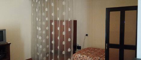 1 sovrum, skrivbord, strykjärn/strykbräda och gratis wi-fi