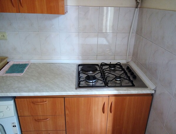 Fridge, oven, stovetop, coffee/tea maker