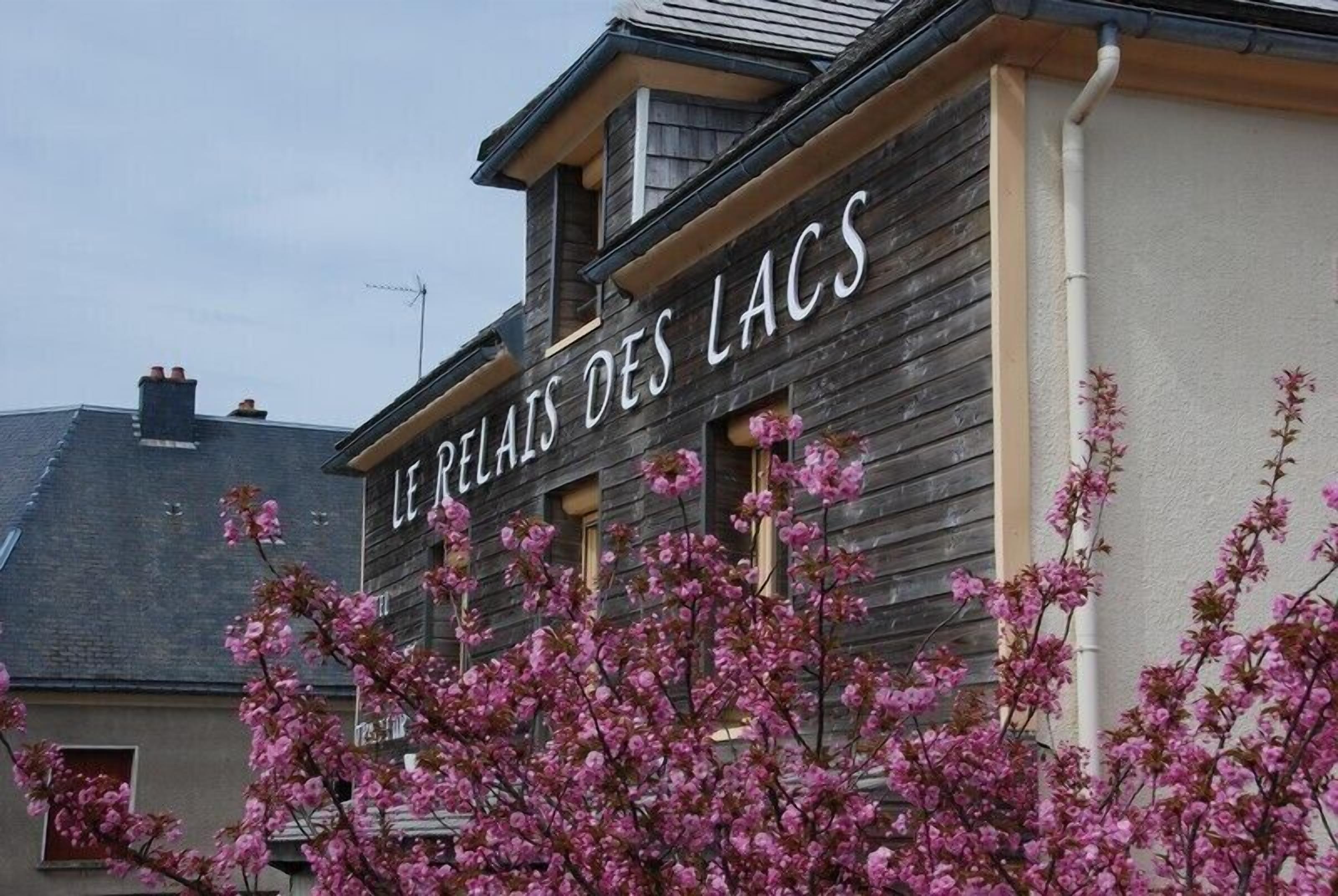 A building with a sign reading "LE RELAIS DES LACS".