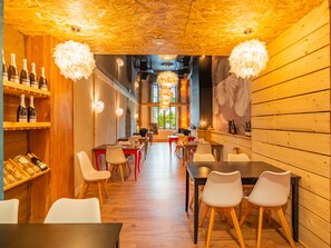 Déjeuner et dîner servis sur place, spécialités Cuisine régionale