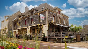 A two-story building with a sign reading "Le Relais des Lacs Hotel Restaurant". - Le Relais des Lacs (Planchez)