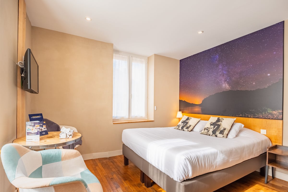 Decoración personalizada, muebles diferentes y cortinas blackout