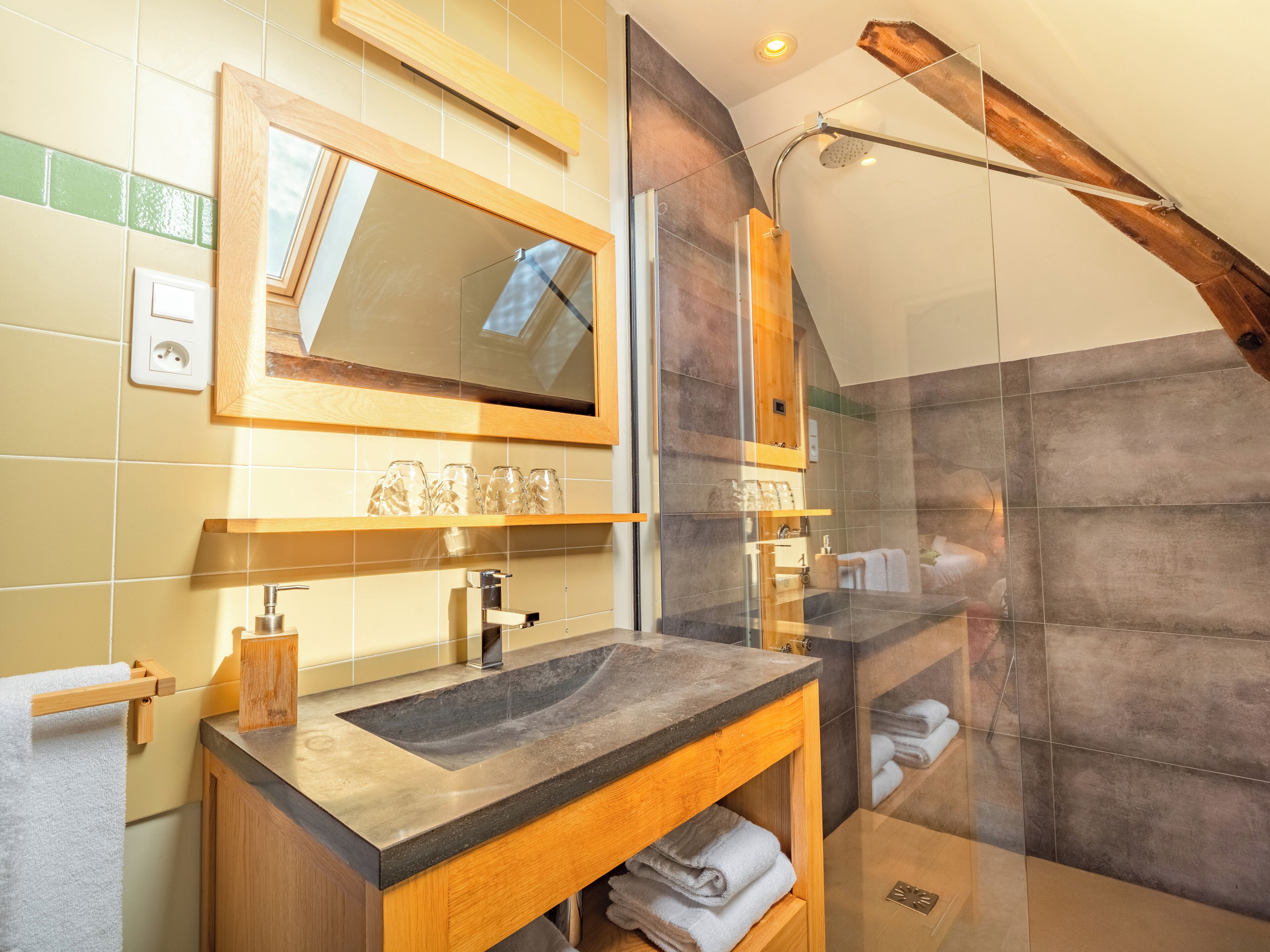 四人房 | 浴室 | 淋浴設備、免費盥洗用品、毛巾