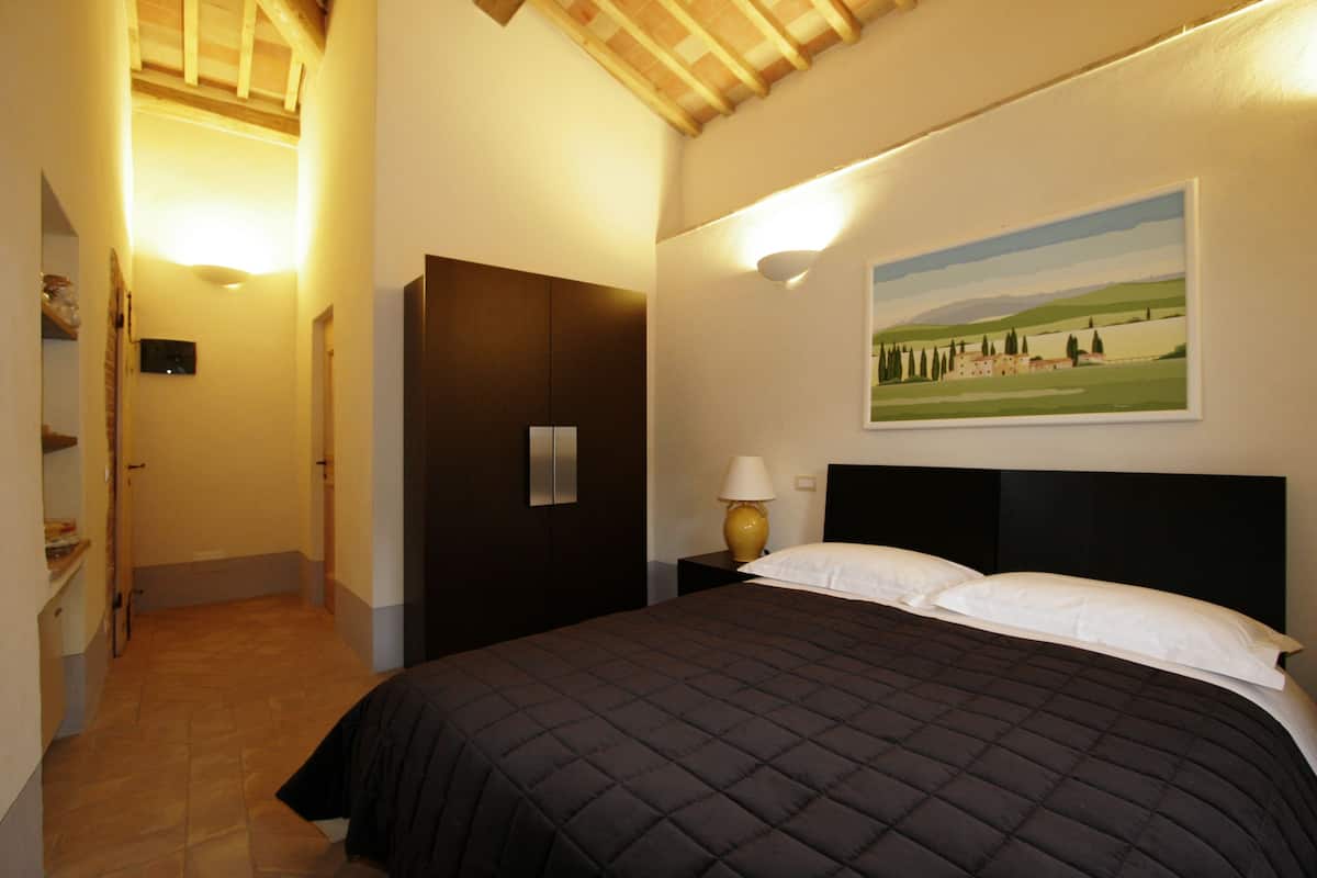 Habitación básica, 1 cama de matrimonio, no fumadores | Cortinas opacas, sistema de insonorización, camas supletorias