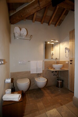 Rom – design, 1 queensize-seng, ikke-røyk | Bad | Dusj, toalettartikler (inkludert), bidé og håndklær