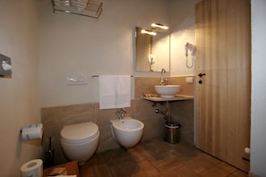 Habitación de diseño, 1 cama de matrimonio, no fumadores | Baño | Ducha, artículos de higiene personal gratuitos, bidé y toallas