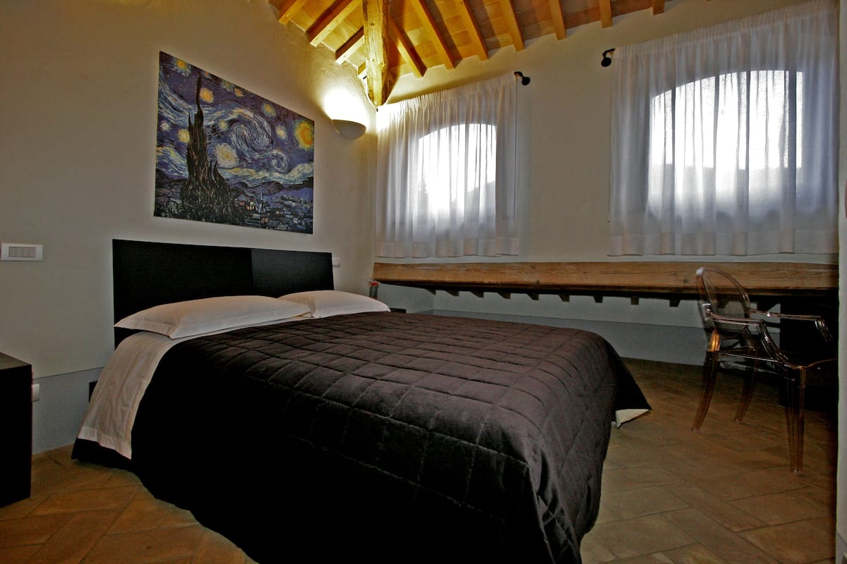 Design Room, 1 Queen Bed, Non Smoking | Blackout drapes, soundproofing, rollaway beds, bed sheets