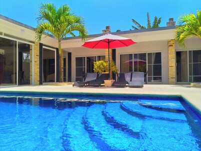 Stunning Beachside Villa with 6 BR & Pool. Perfect for groups. Just enjoy it!