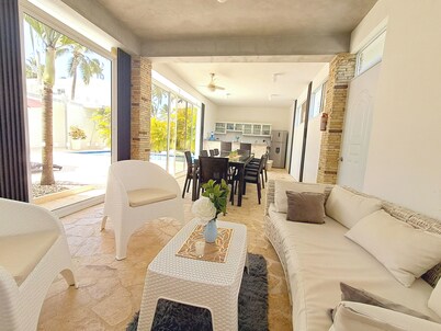 Stunning Beachside Villa with 6 BR & Pool. Perfect for groups. Just enjoy it!
