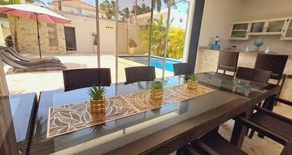 Täydellinen moderni mökki rannalla 12 hengelle, 6 huonetta