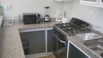 Frigorífic, forn, placa de cuina i cafetera i tetera