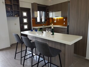 Mikroaaltouuni, uuni, astianpesukone, kahvin-/teenkeitin