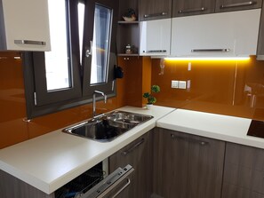 Micro-ondes, four, lave-vaisselle, cafetière/bouilloire