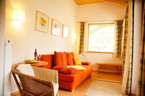 تلفزيون بحجم 80-سم يعرض قنوات تلفزيونية باشتراك مدفوع