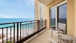Ein Balkon mit Blick auf den Strand und den Ozean.