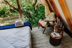 Ropa de cama de alta calidad, minibar y decoración personalizada