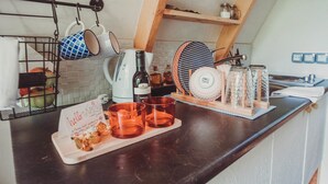 Cafetera y tetera, tetera eléctrica y utensilios de cocina