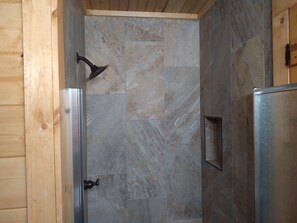 Een douche, een bubbelbad, een haardroger, handdoeken