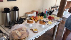 Free daily buffet breakfast - Pousada Mel (Mata de São João)