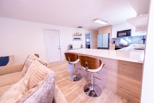 .6 Walk to Carmel Midtown. Quiet and secure neighborhood. Plus massage chair!