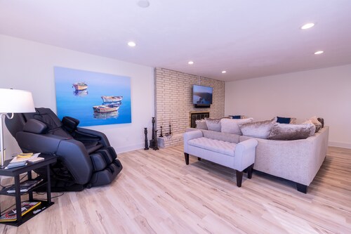 .6 Kävele Carmel Midtowniin (Palladium). Plus hieronta tuoli ja violetti patja 