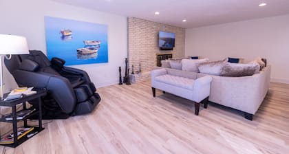 .6 Walk to Carmel Midtown. Quiet and secure neighborhood. Plus massage chair!