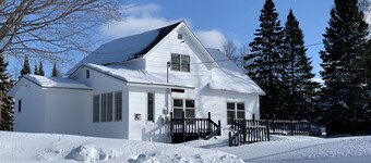 NORTHERN LIGHTS on Lake Superior!! Large coastal farmhouse with gorgeous beach.