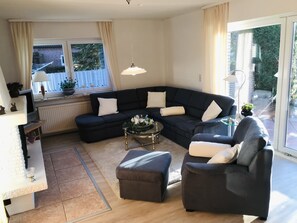 Fernseher, Kamin, Stereoanlage