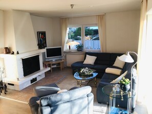 Fernseher, Kamin, Stereoanlage