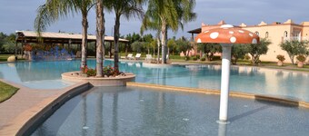 Apartment sleeps 6 in quiet and secure residence with free parking