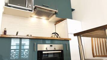 Réfrigérateur, micro-ondes, batterie de cuisine, vaisselle et ustensiles