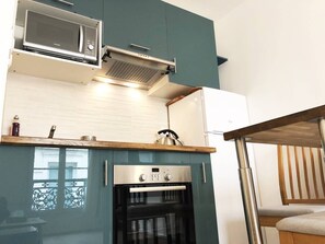 Réfrigérateur, micro-ondes, batterie de cuisine, vaisselle et ustensiles