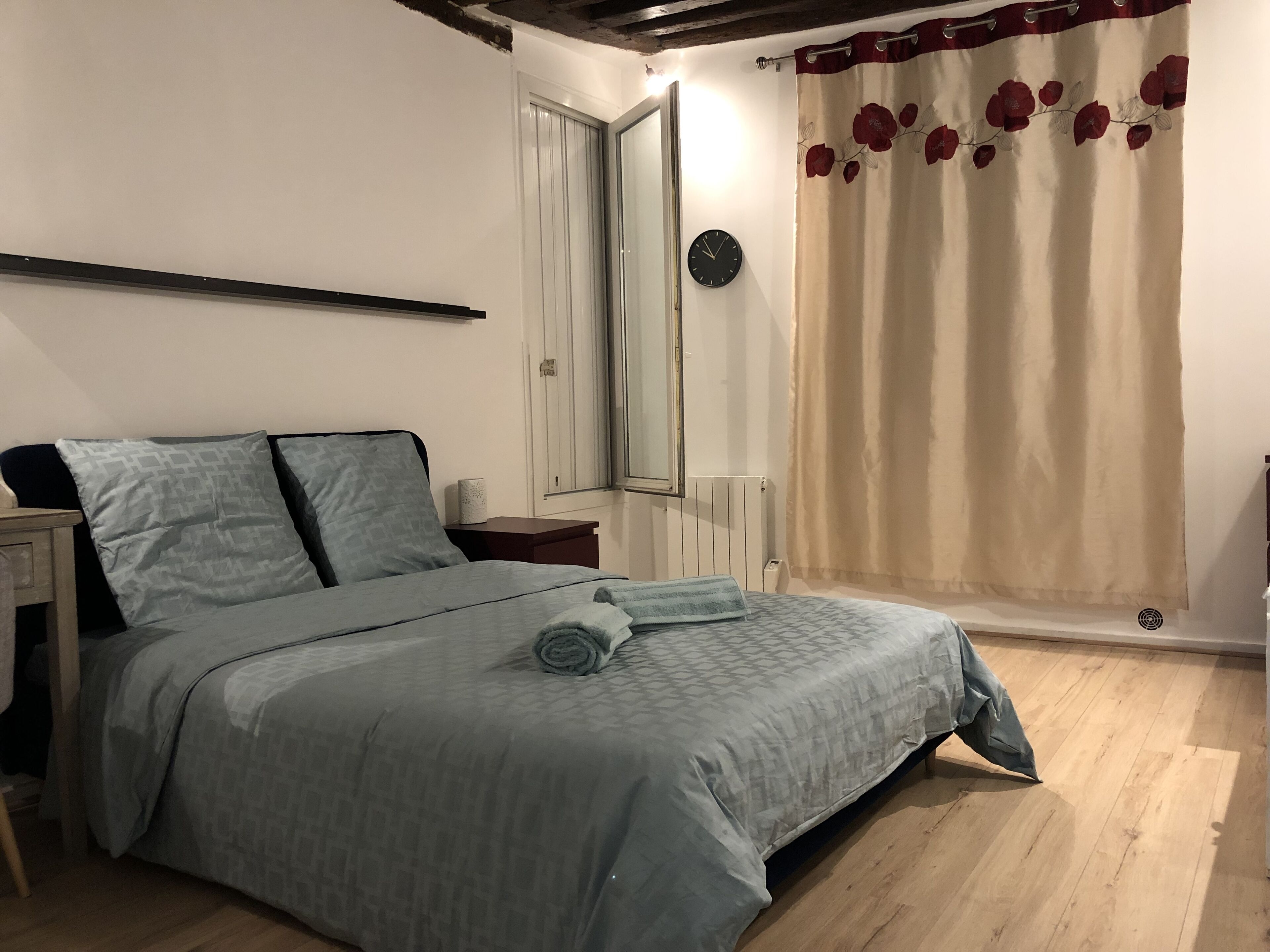 1 slaapkamer, een strijkplank/strijkijzer, internet, beddengoed