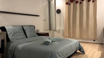 1 slaapkamer, een strijkplank/strijkijzer, internet, beddengoed