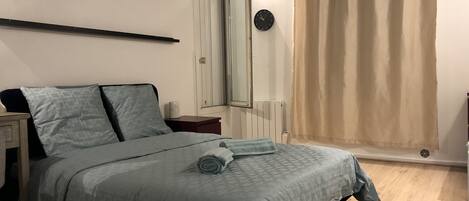 1 habitación, tabla de planchar con plancha, internet y ropa de cama