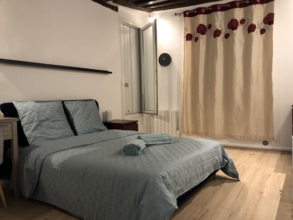 1 chambre, fer et planche à repasser, accès Internet, draps fournis