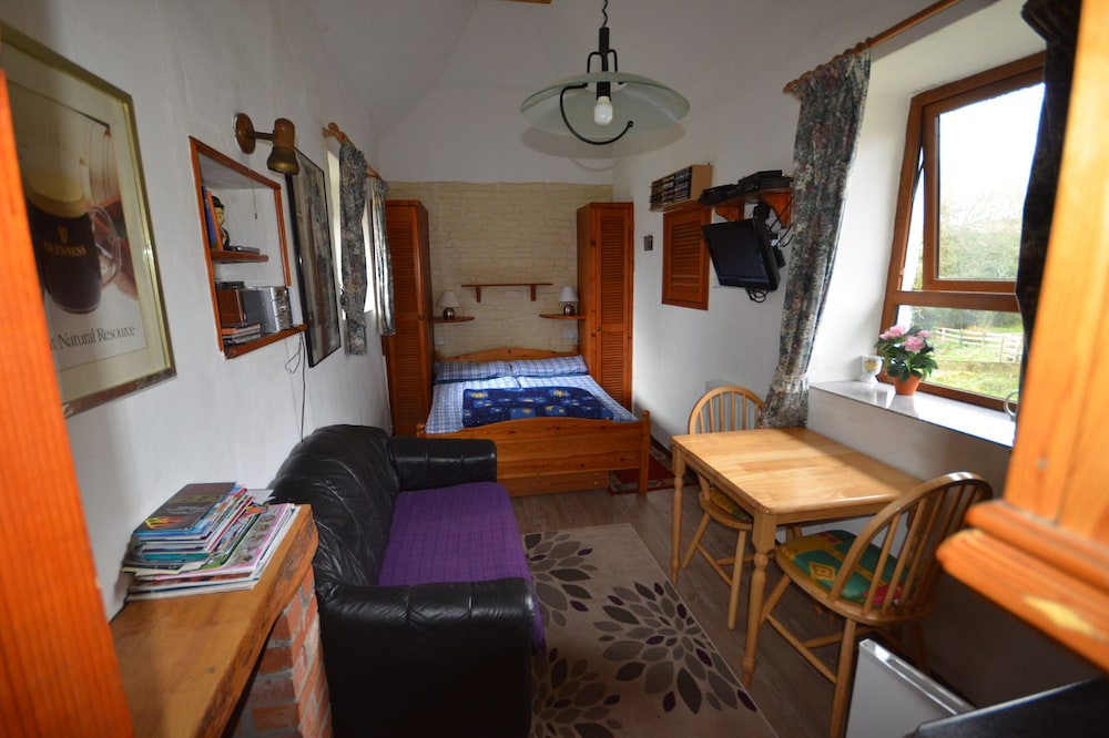 thatched 2 person cottage with double bed