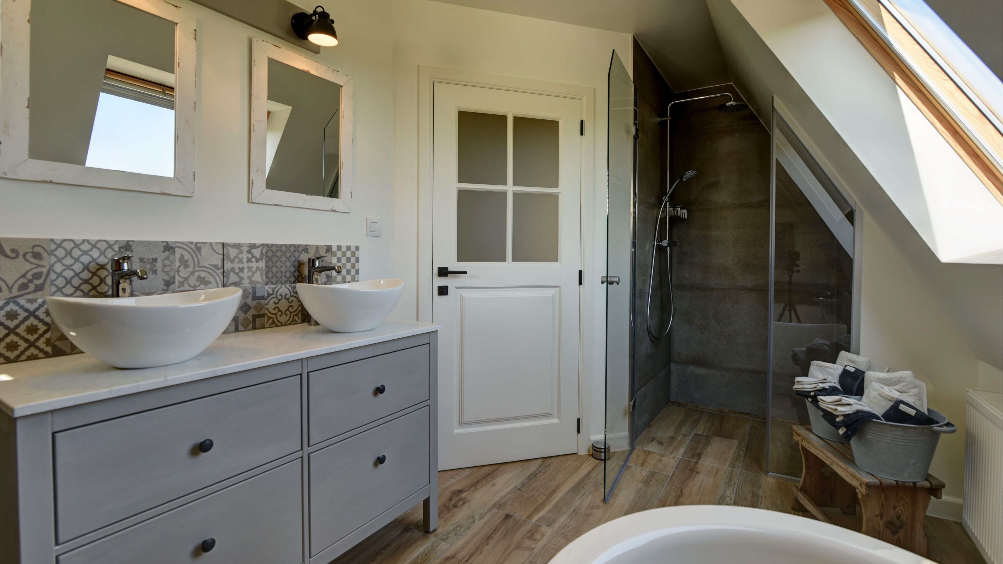 Luxe suite, sauna | Badkamer | Een aparte badkuip en douche, een regendouche, gratis toiletartikelen