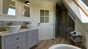 Suíte superluxo, sauna seca | Banheiro | Banheira e chuveiro separados, chuveiro com efeito de chuva