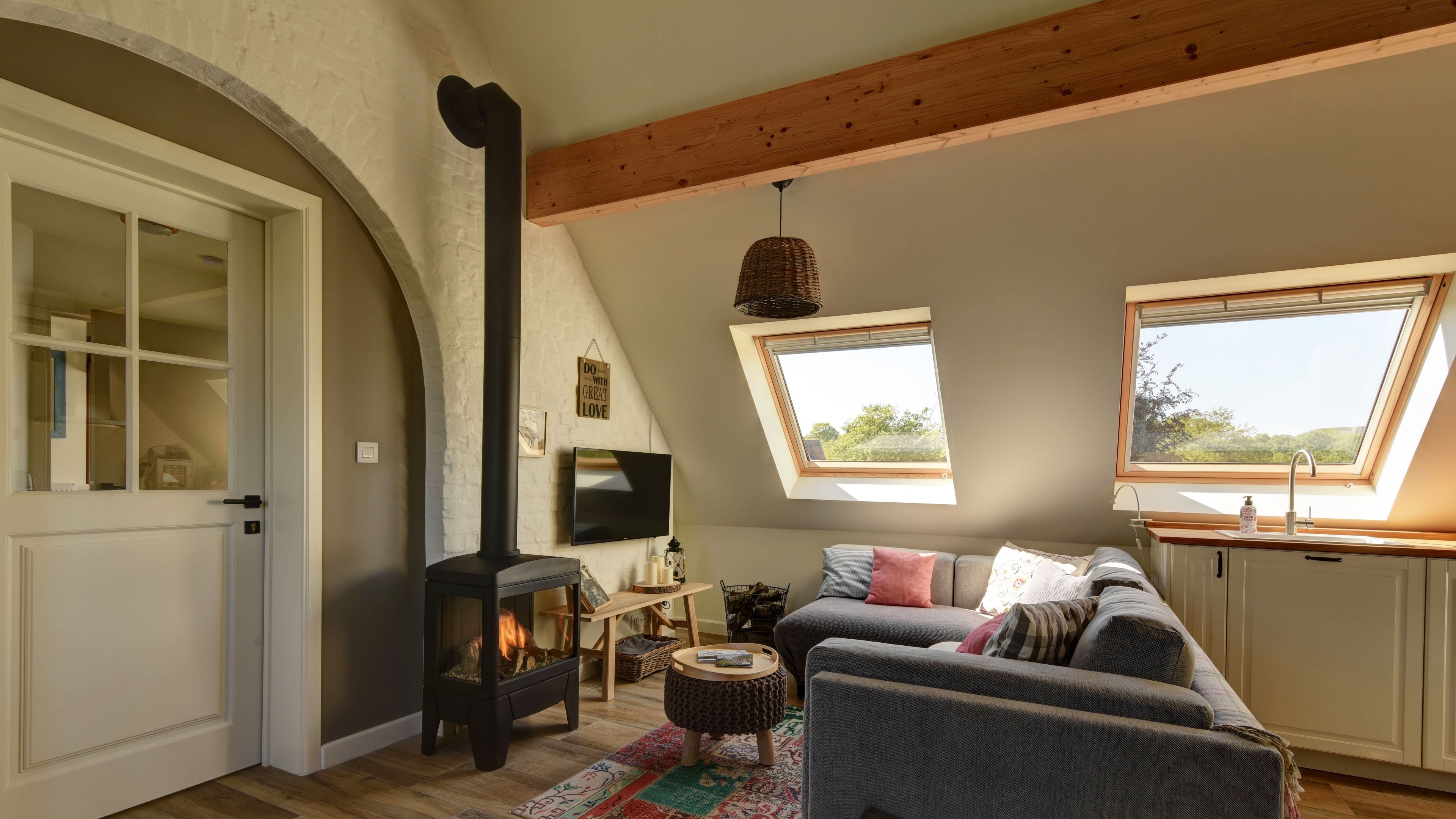 Luxe suite, sauna | Woonkamer | Smart-tv, een open haard, Netflix en een computer