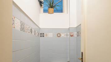 Comfort Apartment, 3 Bedrooms | Bathroom | Shower, free toiletries, hair dryer, slippers