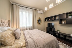 Comfort Apartment, 3 Bedrooms | 3 bedrooms, hypo-allergenic bedding, desk, blackout curtains - 3 BDR Top Center Artistic Apartment - 115 m2 (Sofia)